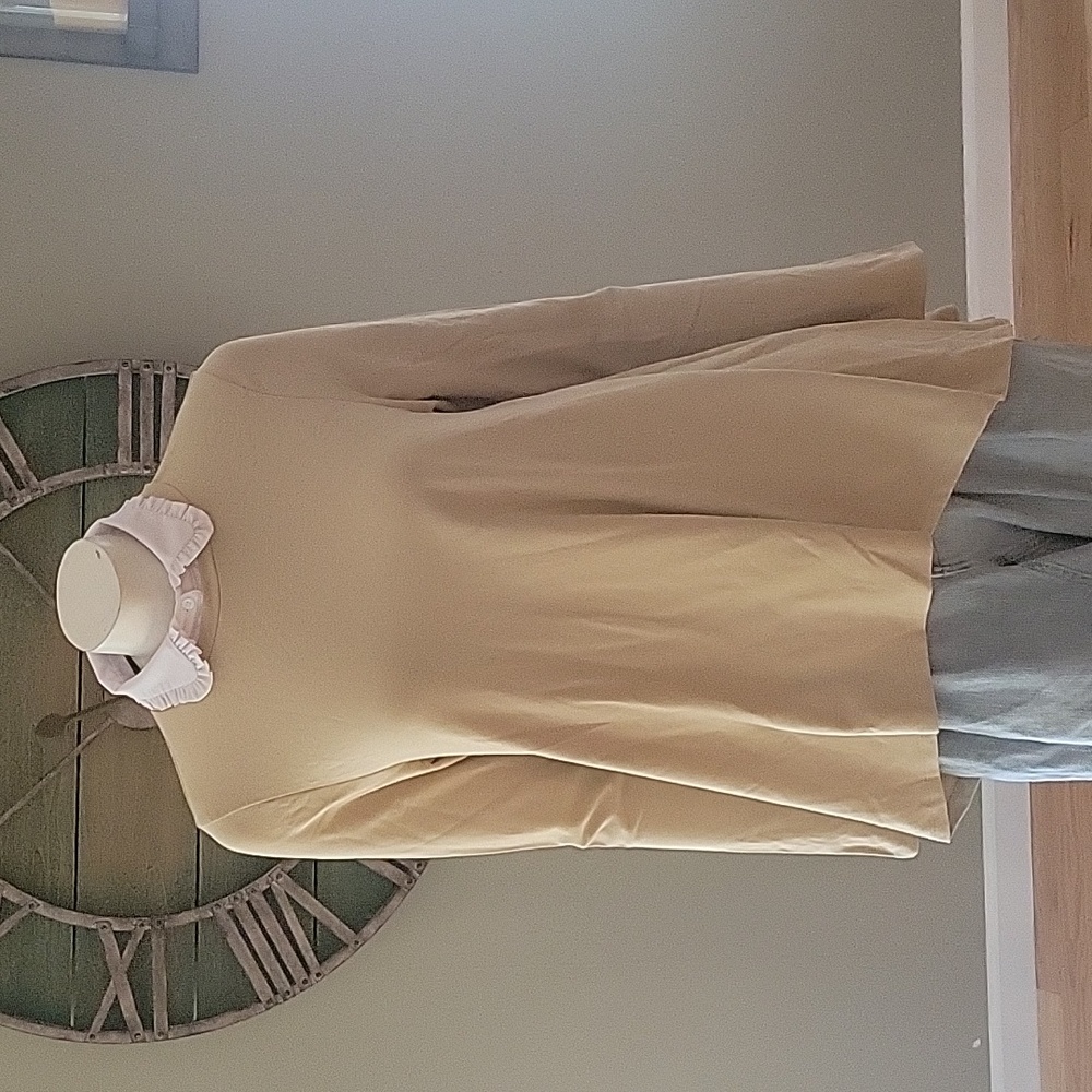 Leprive Mila cape top with swing back with Mercer removable collar